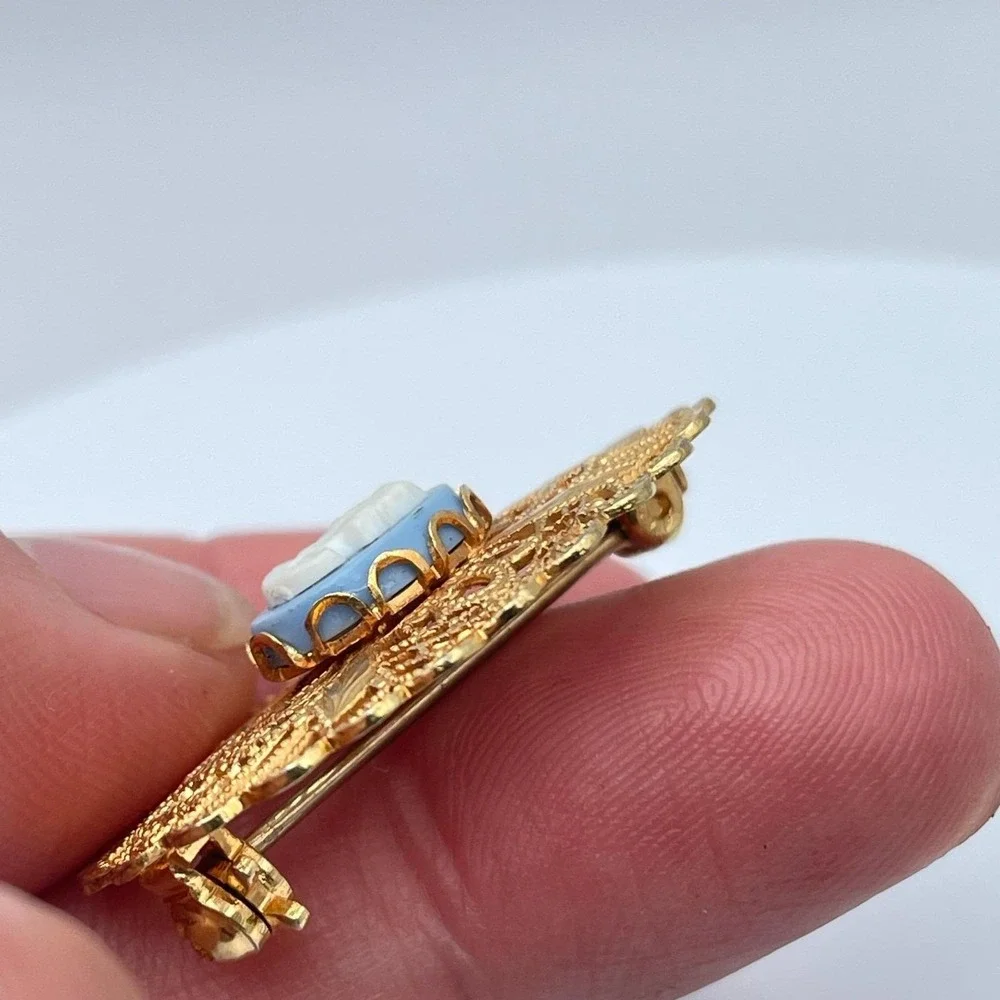 Vintage 90s Cameo Brooch Gold Tone Filigree Oval Victorian Style‎ Pin Jewelry